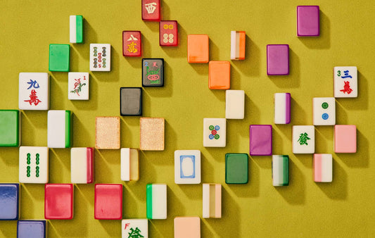 Mahjong tiles arranged on a green background.