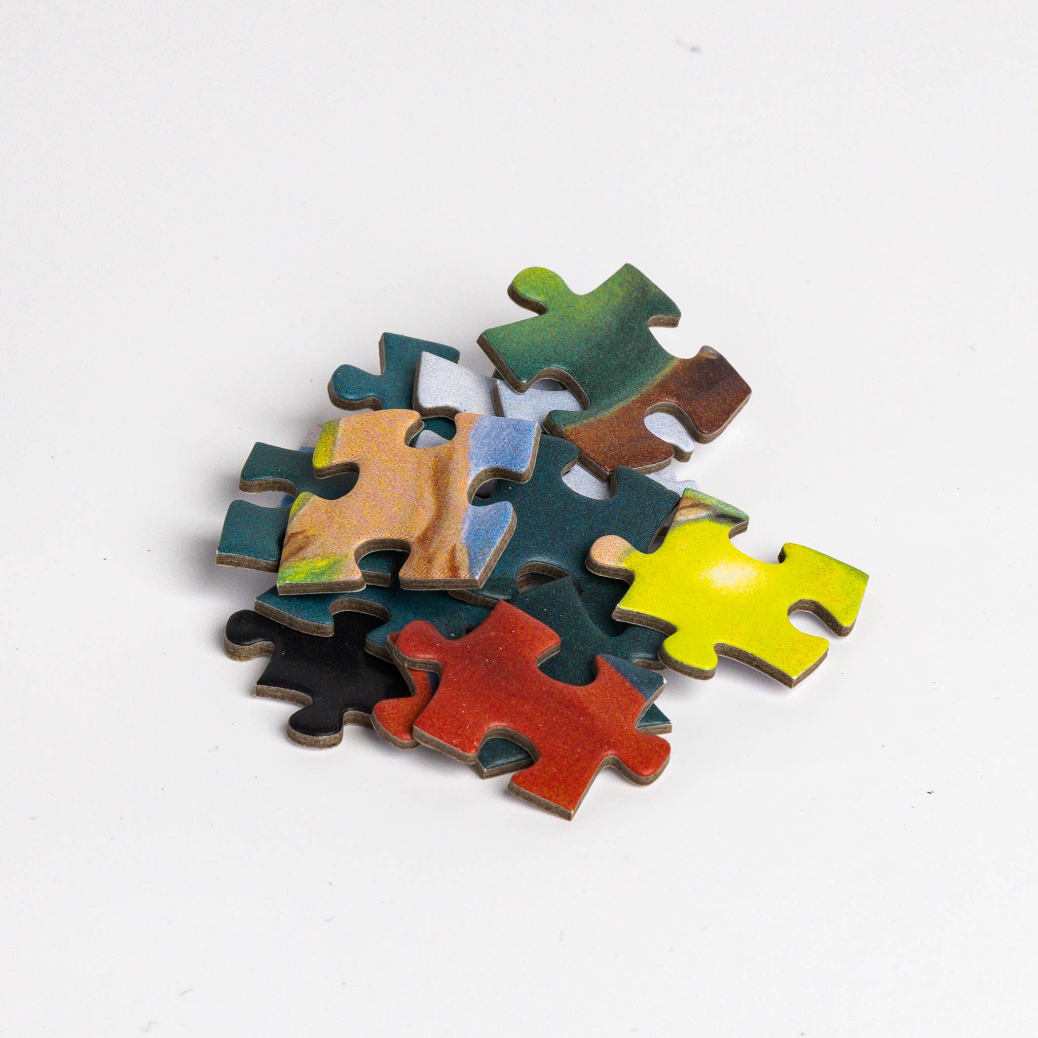 Puzzle - René Magritte - Son of Man pieces scattered on a white background.