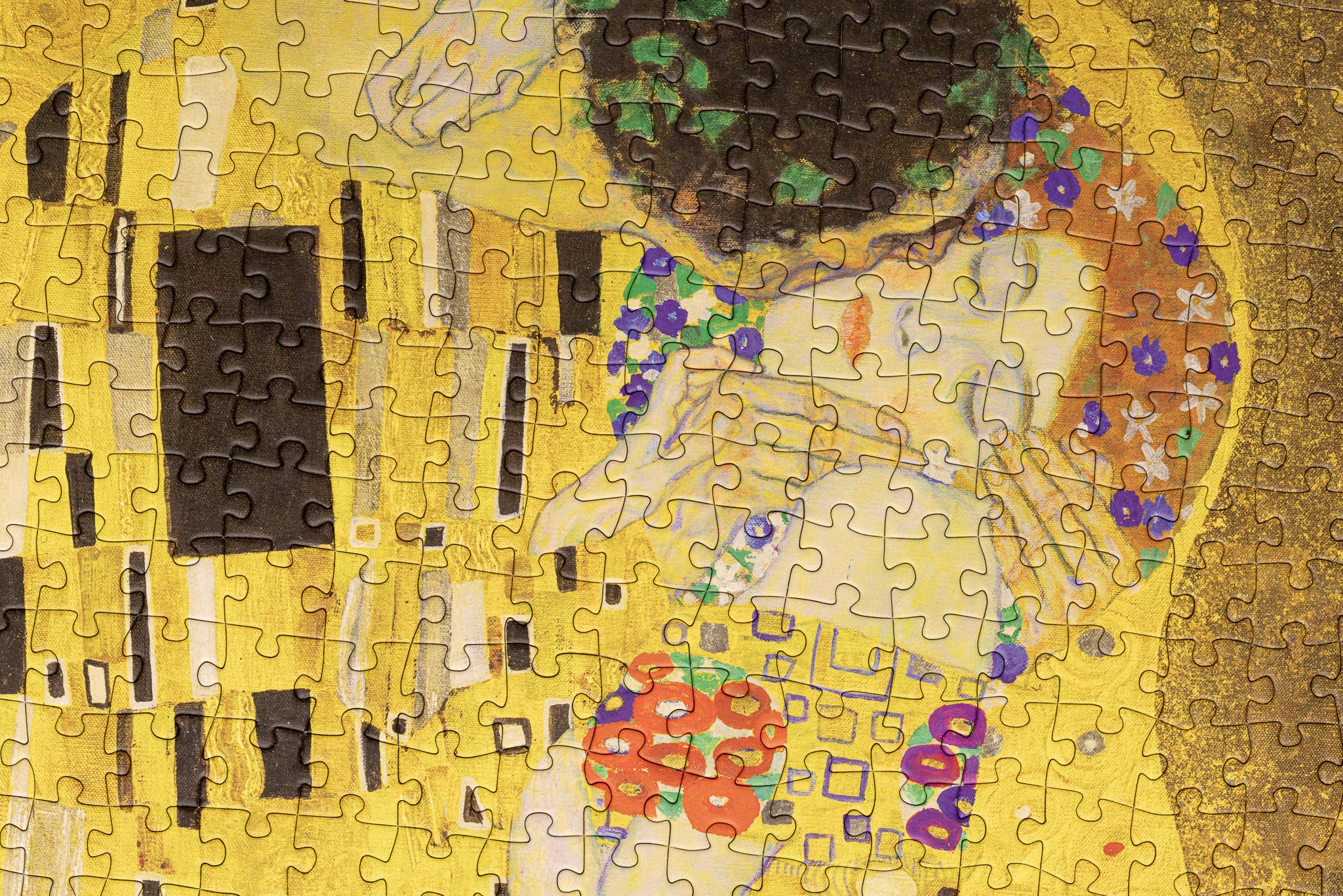 Puzzle - Gustav Klimt - Kiss, showing a close-up of the couples colorful abstract embrace artwork.