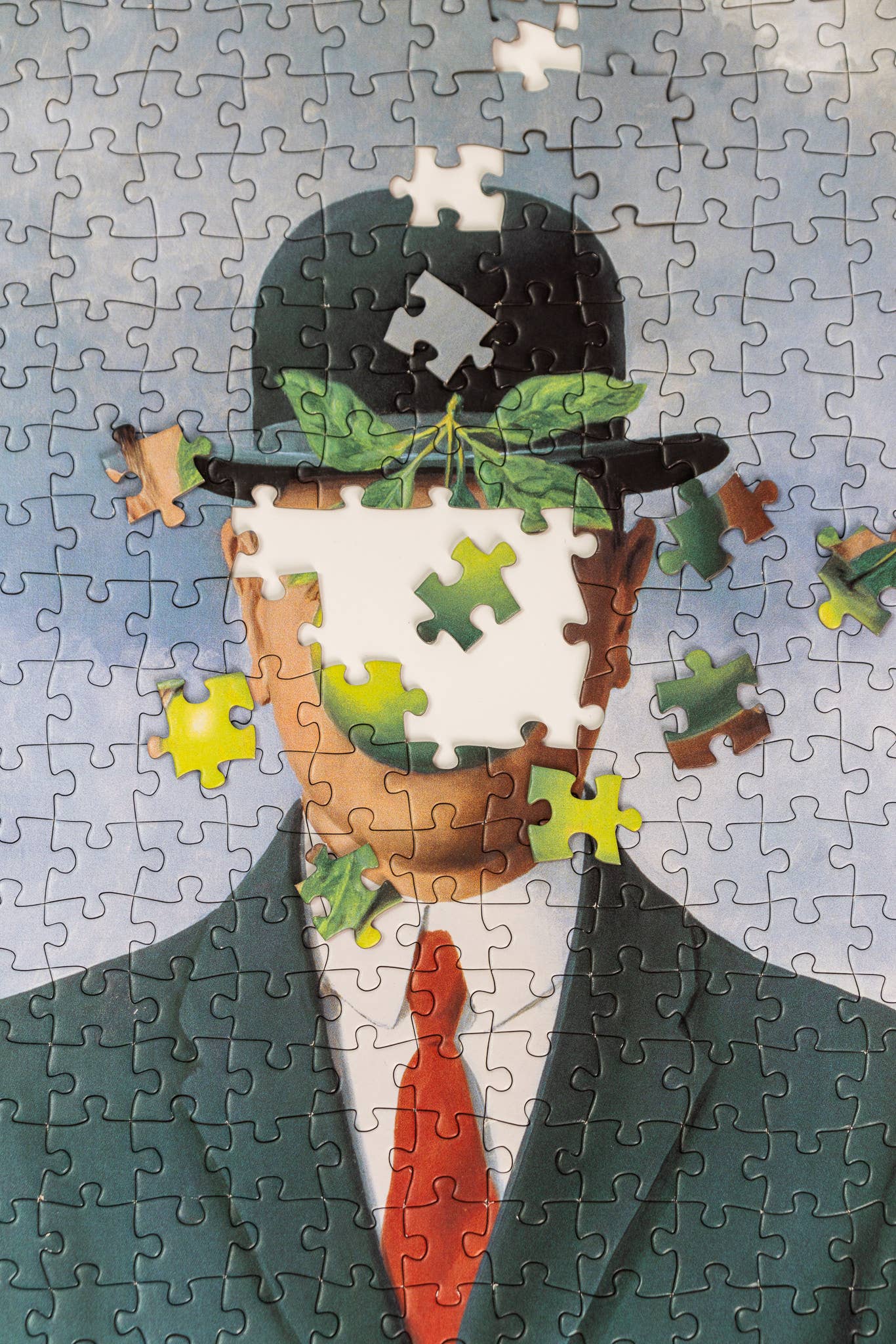 1000-piece puzzle featuring René Magrittes Son of Man, with a suited man in a bowler hat and an apple.