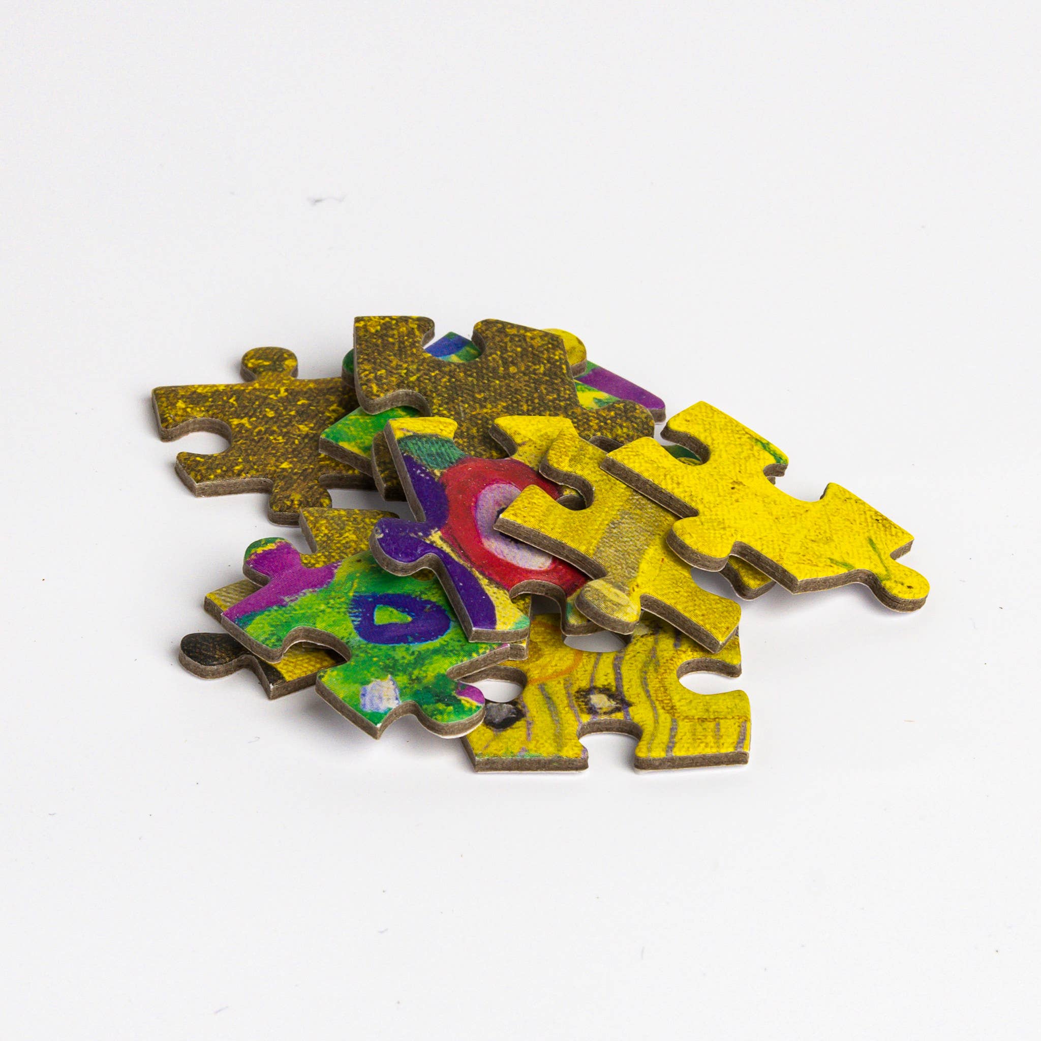 Puzzle - Gustav Klimt - Kiss pieces arranged in a small pile on a white background.