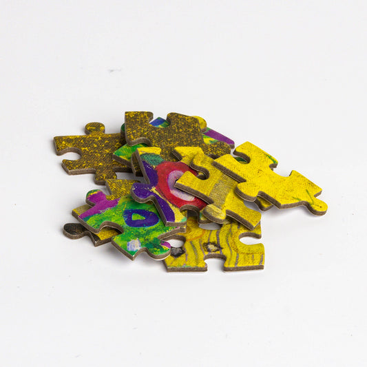 Puzzle - Gustav Klimt - Kiss pieces arranged in a small pile on a white background.